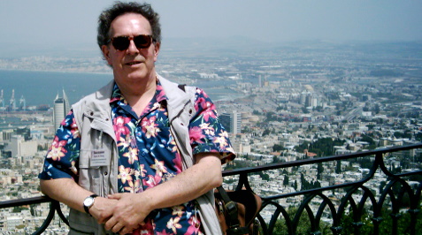 Manfred Boenig mit Sonnenbrille vor einer Stadtkulisse am Meer